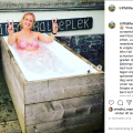 Judith energiek in het ijsbad tijdens de Wim Hof Methode