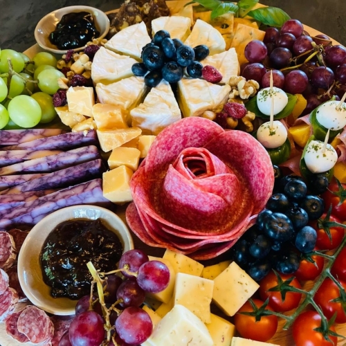 Rijkgevulde borrelplank met kaze, charcutterie en drijven bij De La Frontiere in Slenaken