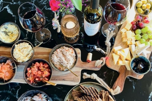 Royale borrelplank met smeersels, kaas, gegrild brood en rode wijn bij De La Frontière Bed & Borrelbistro in Slenaken