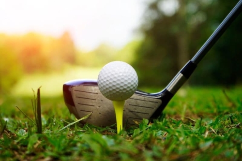 Golfbal op tee met golfclub, golfen in de omgeving van De La Frontière Bed & Borrelbistro in Slenaken Zuid Limburg