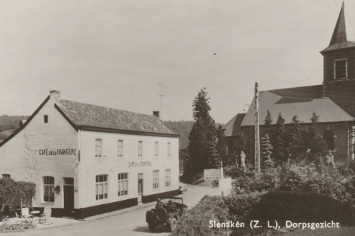 Historische zwart-wit foto van Café de la Frontière aan het dorpsplein van Slenaken met de kerk op de achtergrond