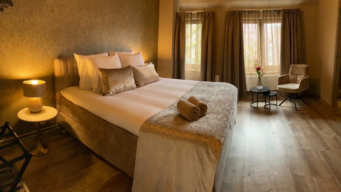 Luxe hotelkamer met boxspring bij De La Frontière in Slenaken