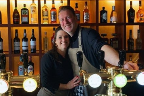 Martijn en Silvia Stuit, eigenaren van De La Frontière Bed & Borrelbistro in Slenaken in Zuid Limburg
