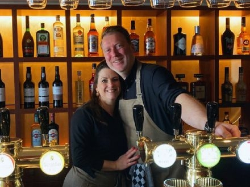 Martijn en Silvia Stuit, eigenaren van De La Frontière Bed & Borrelbistro in Slenaken in Zuid Limburg