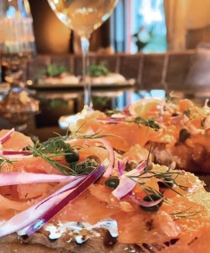 Pain Grillé met gerookte zalm, dille, kappertjes en rode ui op gegrild molenaarsbrood bij De La Frontière Bed & Borrelbistro in Slenaken