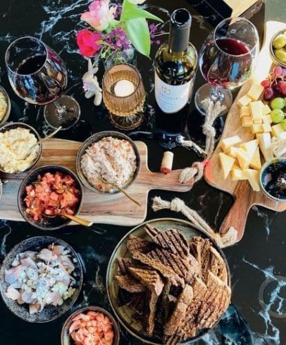 Royale borrelplank met vleeswaren, kazen, smeersels en gegrild brood bij De La Frontière Bed & Borrelbistro in Slenaken