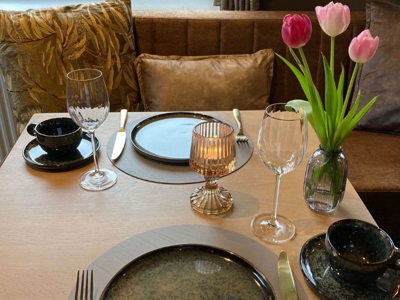 Luxe tafelsetting met servies en glazen in de borrelbistro van De La Frontiere in Slenaken