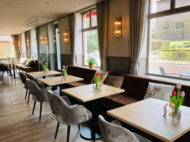 Sfeervol interieur van De La Frontière met tafels en zitplaatsen in Slenaken
