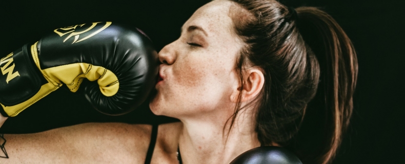 Vrouwen kickboksen? Hier 10 redenen waarom je als vrouw zou moeten gaan kickboksen.