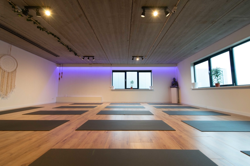 Yoga zaal met matten in Oostvoorne