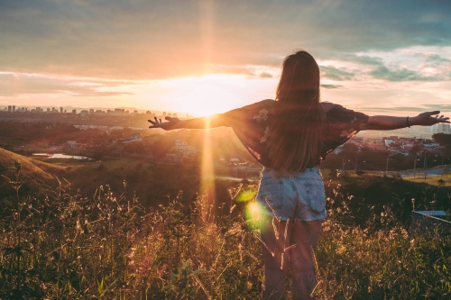 Vrouw staat in het zonlicht