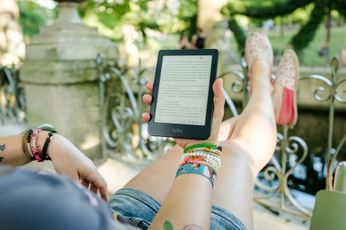 Vrouw lees van haar e-reader een ebook