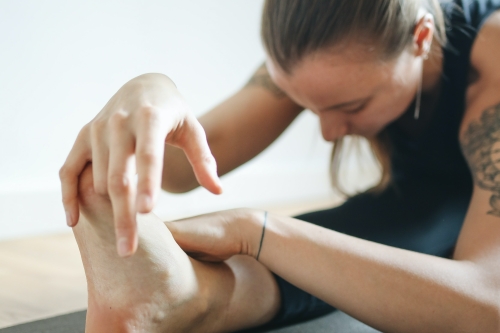 Vrouw doet yoga vooroverbuiging