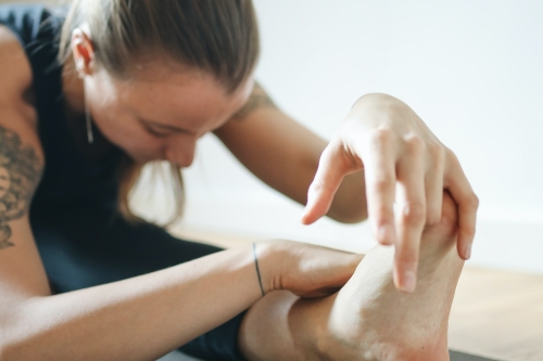 Vrouw doet yoga vooroverbuiging