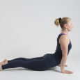 Marjolein doet yogahouding upper dog
