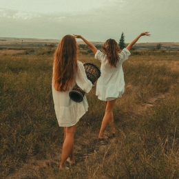 Twee vrouwen lopen buiten in de natuur