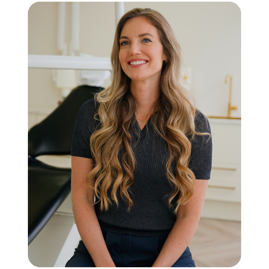Portret van Britt Schoemaker voor DentureAds 2 Professioneel portret van Britt Schoemaker met lang golvend blond haar en een zwarte top, glimlachend tegen een blauwgroene achtergrond. De afbeelding heeft een moderne en vriendelijke uitstraling passend bij branding en marketing in de dentale sector.