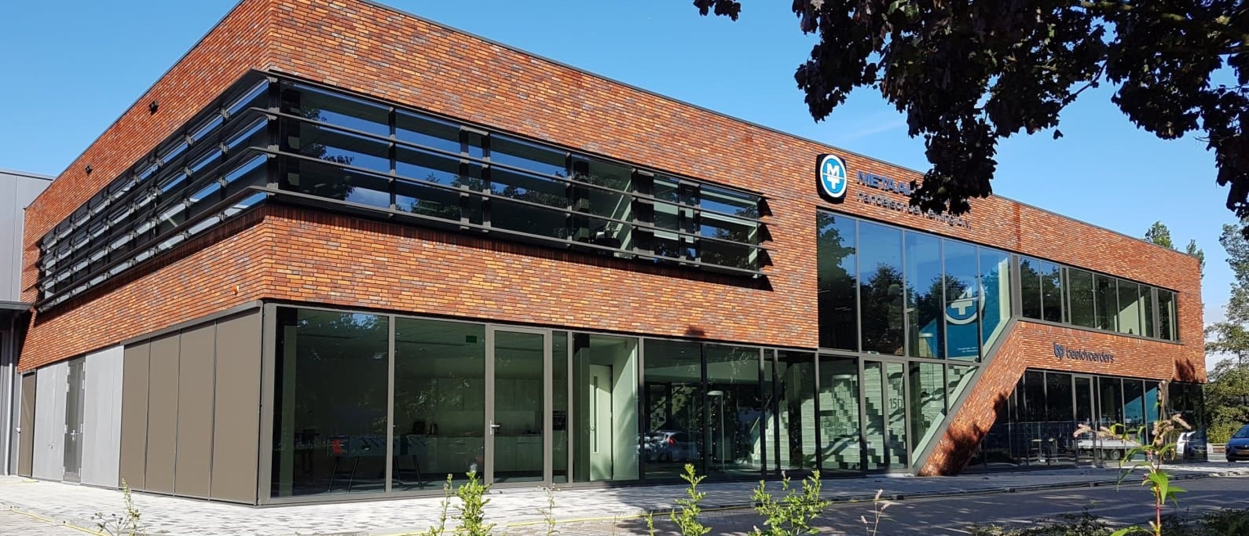Schoonmaakbedrijf Amersfoort: voorkom slijtage aan uw bedrijfsvloer