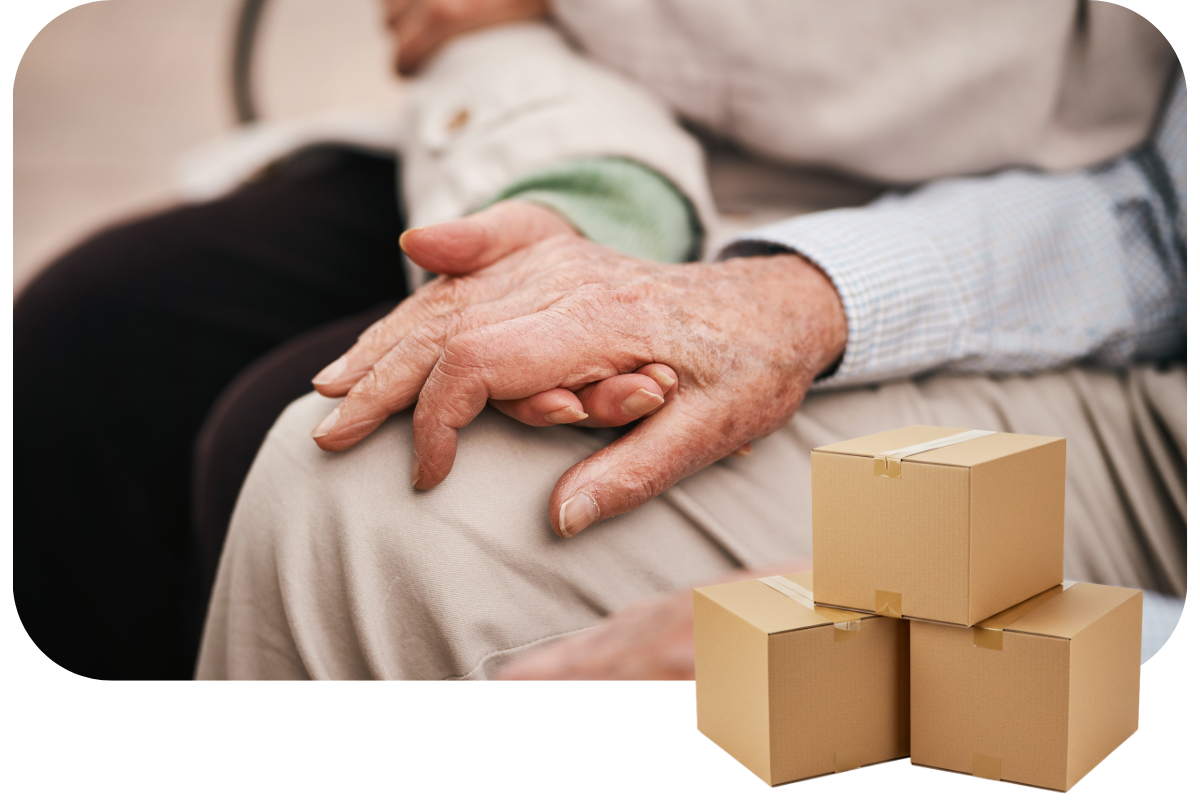 Ontruimen na overlijden, handen in elkaar met verhuisdozen ervoor