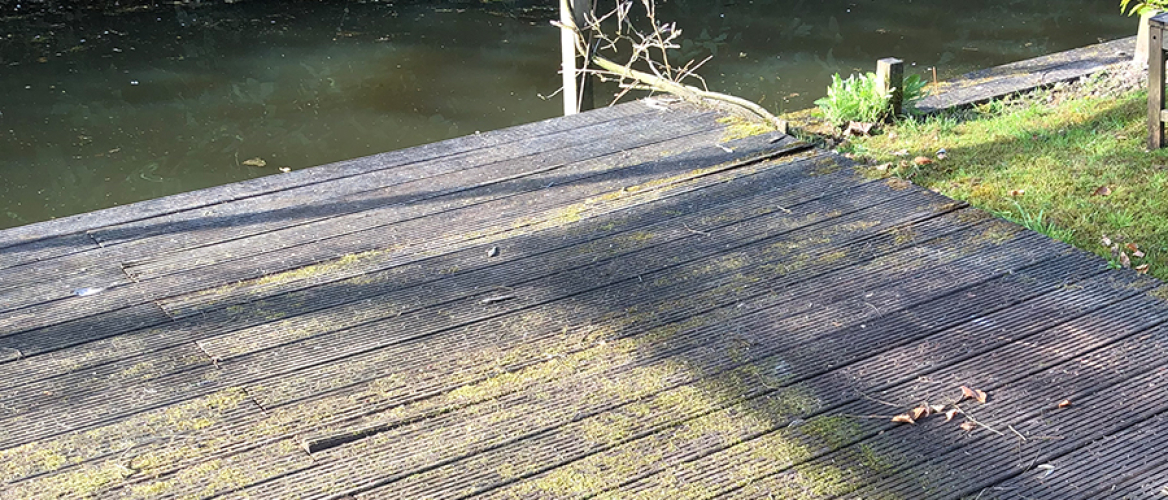 Houten vlonder schoonmaken met schoonmaakazijn? Doe het niet!