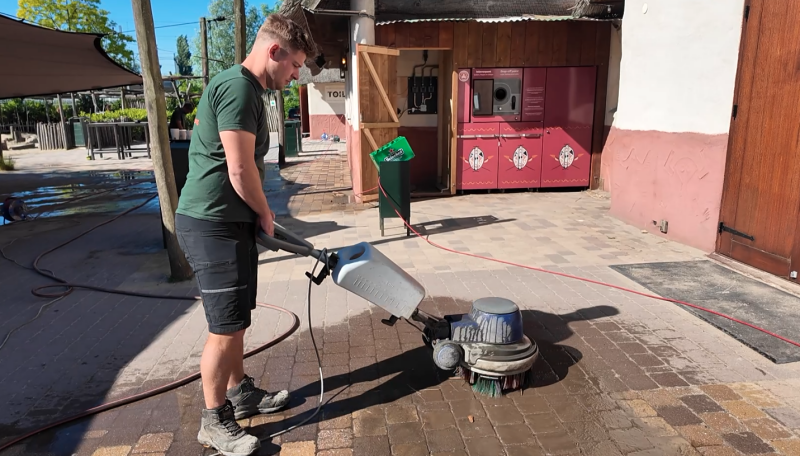 Marciano Simonis van De Terraskoning in actie bij Blijdorp