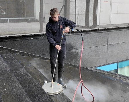Marciano Simonis van De Terraskoning in actie met stoomreiniger