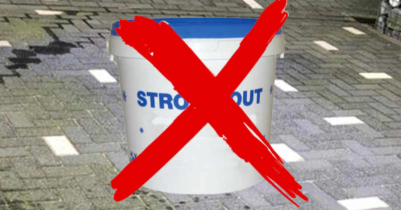 Terras schoonmaken met zout