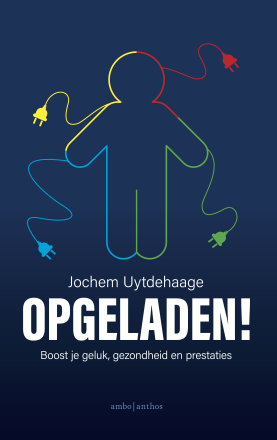 Cover van boek Jochem Uytdehaage, met daarop een persoon met vier stekkers in de kleuren gee, blauw, rood en groen afgebeld. Boost je geluk, gezondheid en prestaties.