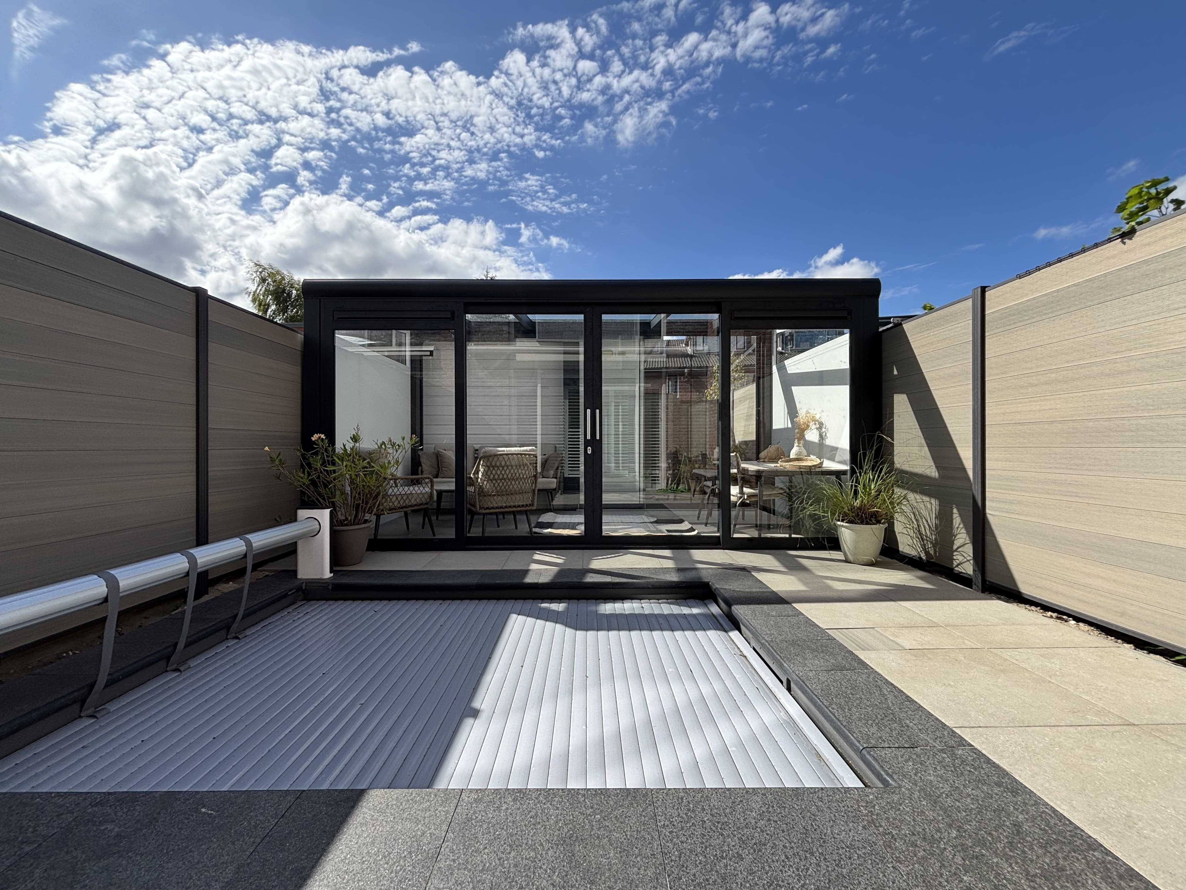 Moderne-tuinkamer-schuifpui-zwart Moderne zwart aluminium tuinkamer met schuifpui in Lansingerland