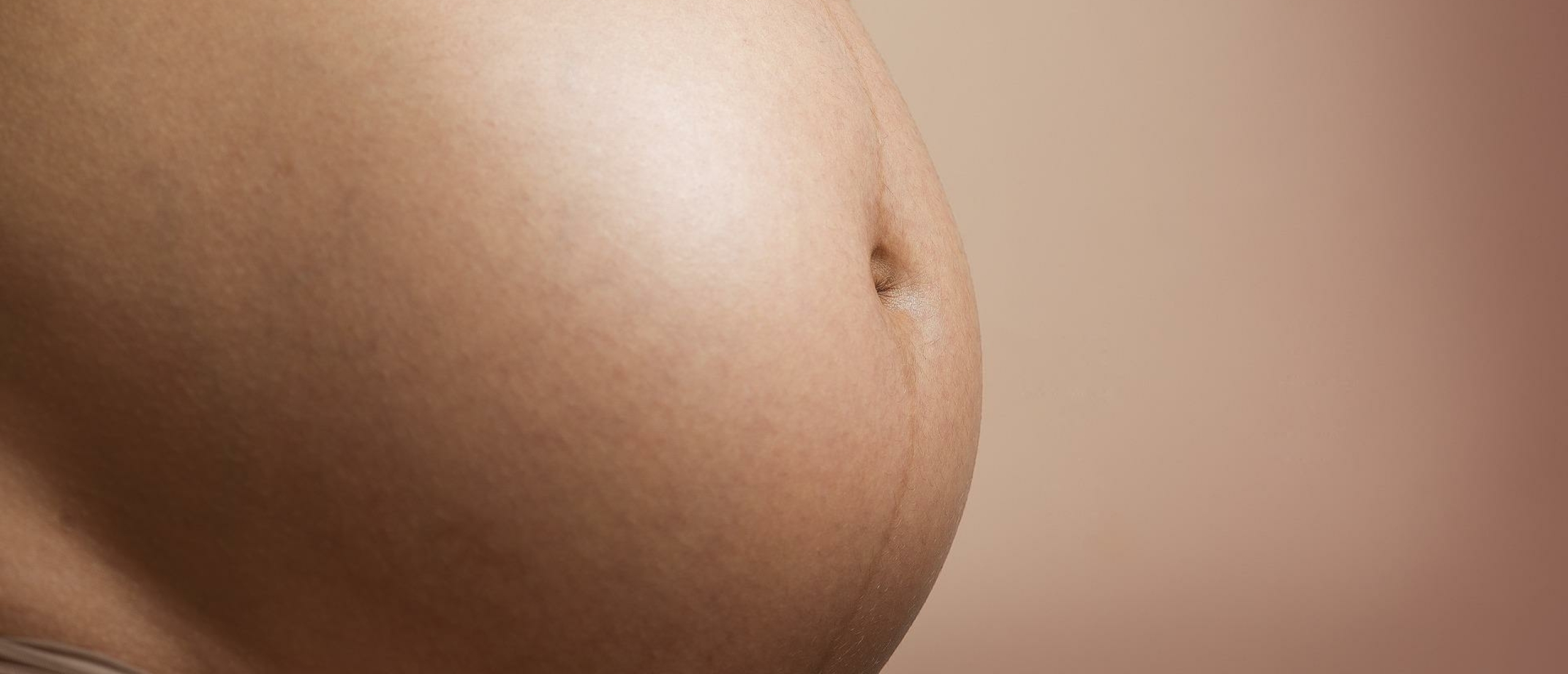 zwangere blote buik