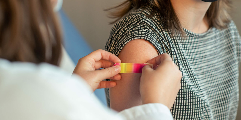 Vaccinatie tegen het humaan papillomavirus (HPV) speelt een cruciale rol in de preventie van baarmoederhalskanker.