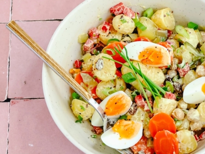 Aardappelsalade met kerrie, kikkererwten en ei voedingsschema eetschema schema weekmenu voorbeeldmenu gezond afvallen zonder dieet caloriearm recepten