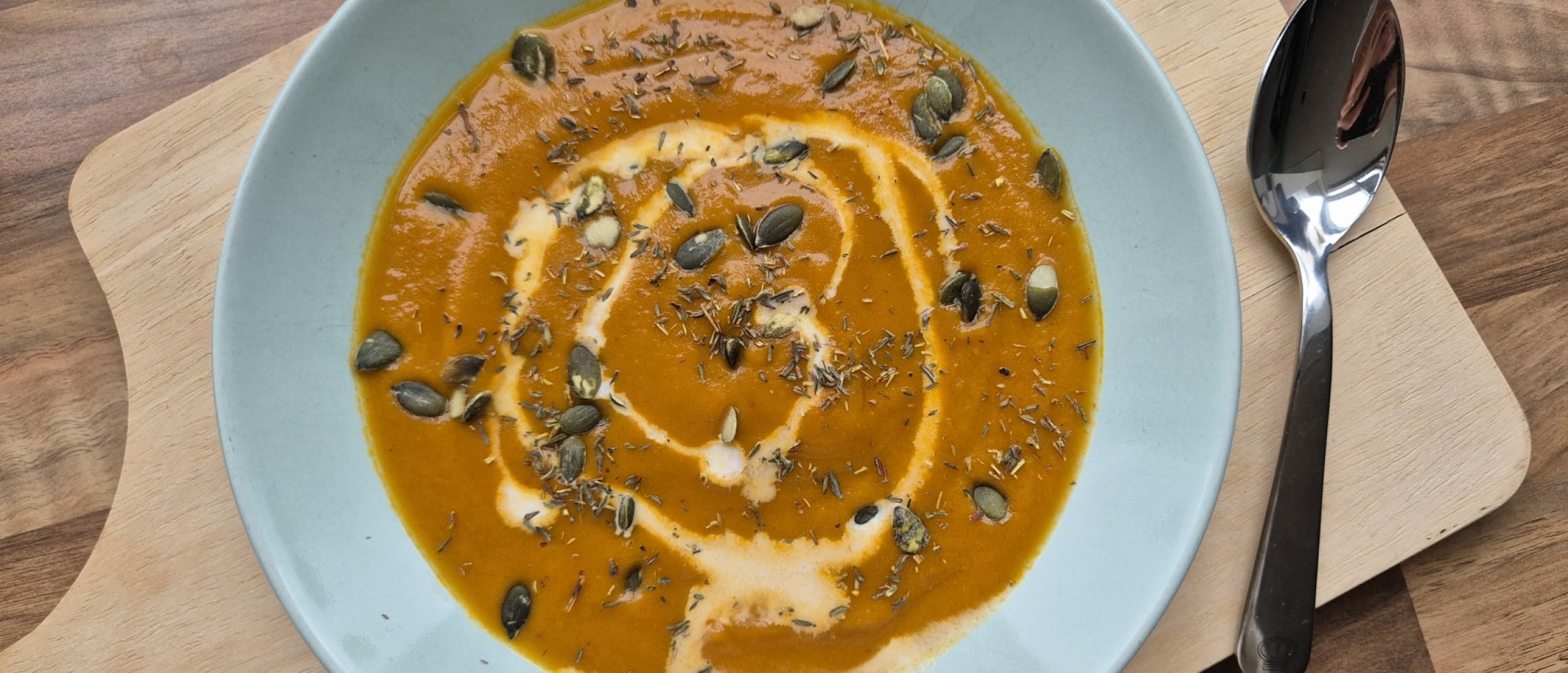 Geroosterde pompoensoep met gepofte knokflook, wortel en kokosmelk Herfstsoep herfst recept Geroosterde pompoensoep met gepofte knokflook, wortel en kokosmelk Herfstsoep herfst recept