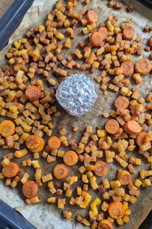 Geroosterde pompoensoep met gepofte knokflook, wortel en kokosmelk Herfstsoep herfstrecept