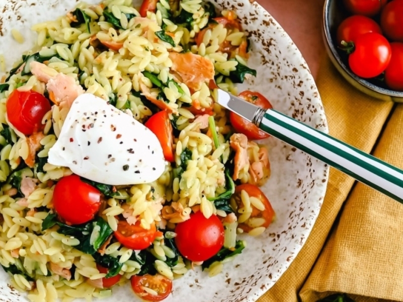 Orzo met spinazie, tomaat en gerookte zalm voedingsschema eetschema schema weekmenu voorbeeldmenu gezond afvallen zonder dieet caloriearm recepten