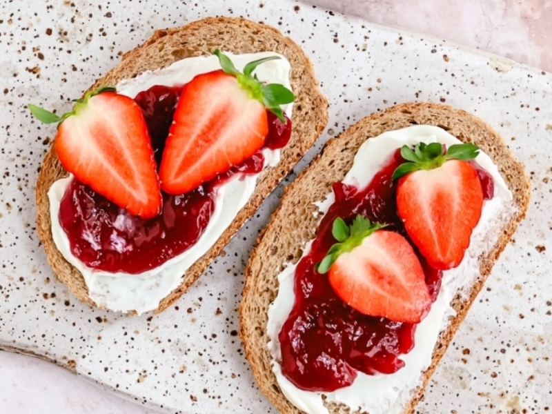 Volkorenbrood met zuivelspread roomkaas en aardbeienjam voedingsschema eetschema schema weekmenu voorbeeldmenu gezond afvallen zonder dieet caloriearm recepten