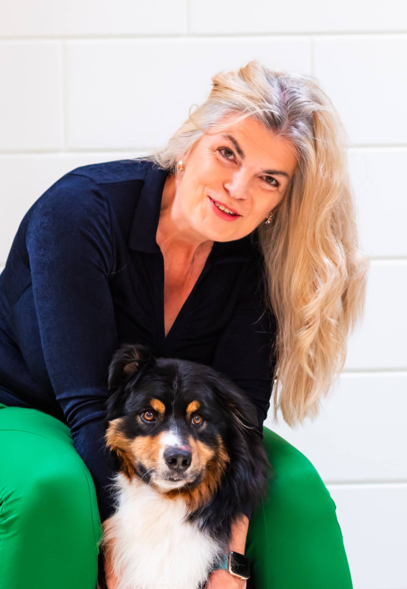 De drijvende kracht achter DigiDog is Mandy Gerris , hier samen met Australian Shepherd Floris