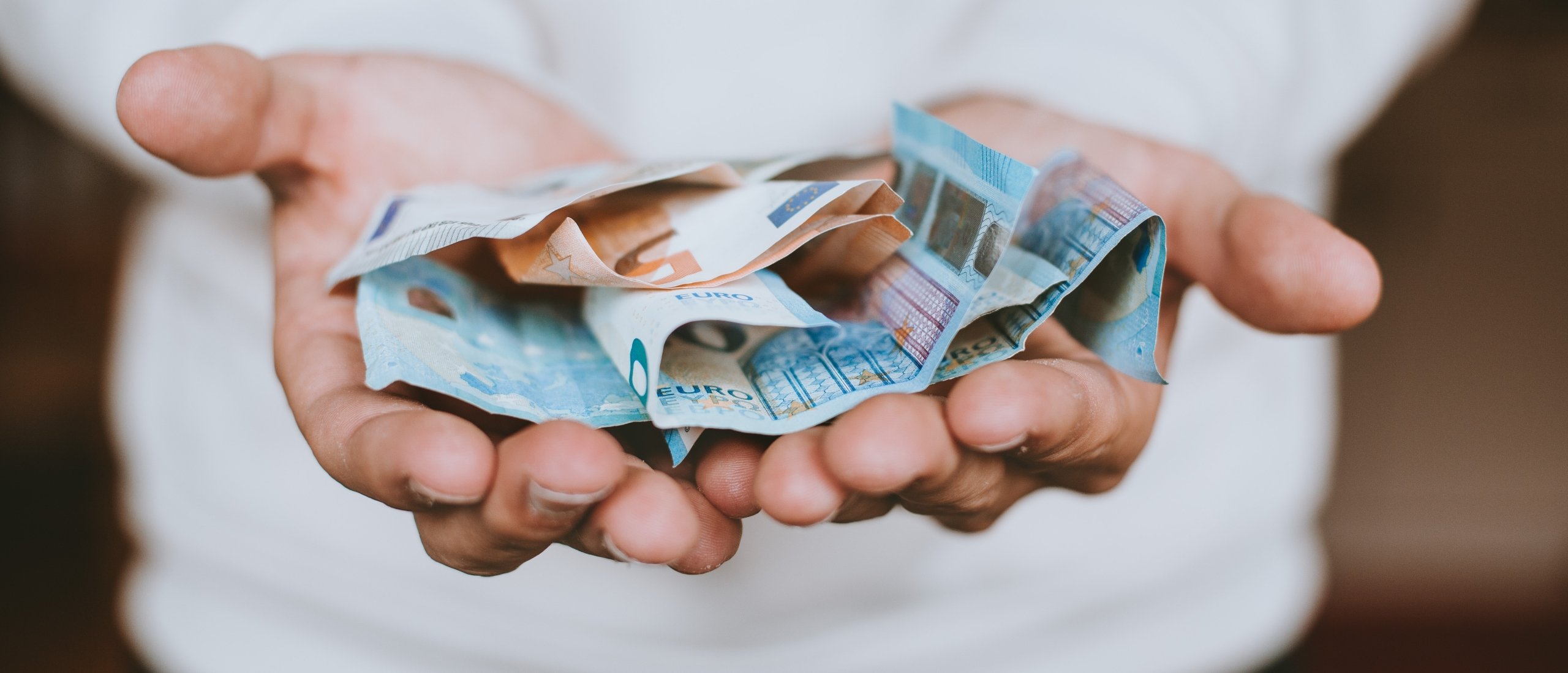 Waarom een aankoopmakelaar je geld oplevert – en geen geld kost