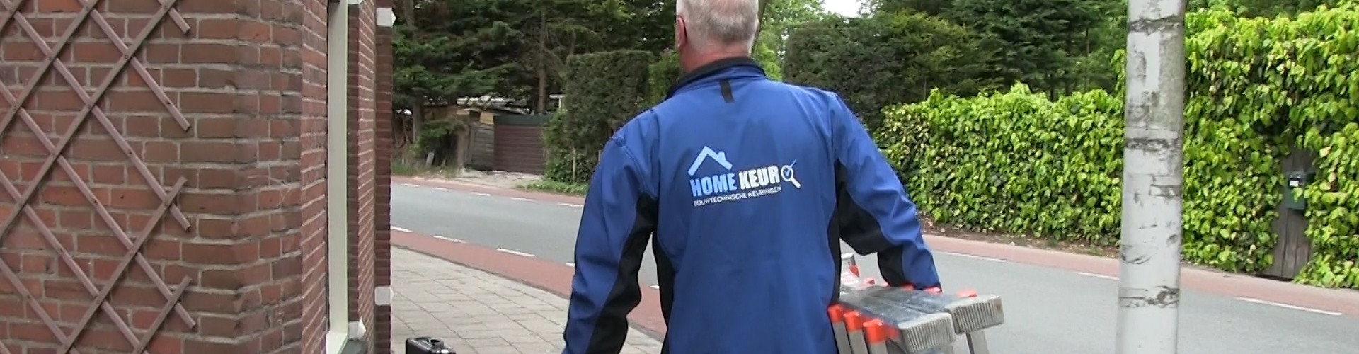 inspecteur voert bouwtechnische keuring uit