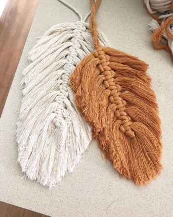 Macrame feathers with square knots and combed out yarn for your beginner project