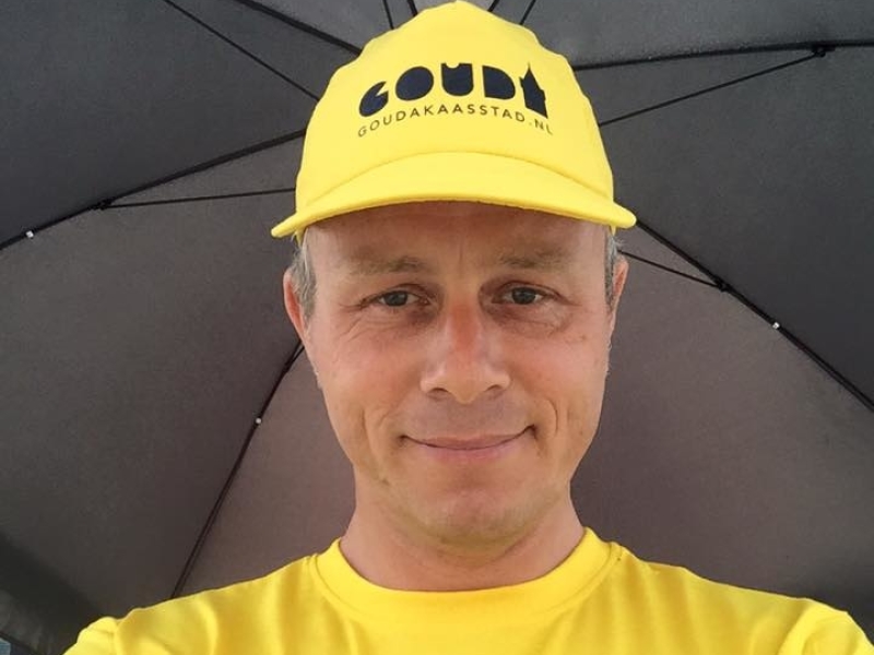 Goudse DJ Johan Post in Gouda boeken hier tijdens Etappe 2 van de Tour de France