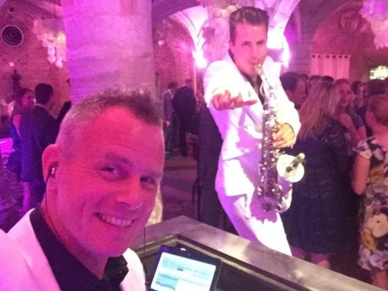DJ met saxofonist in Gouda inhuren met Sax Up The DJ in de Burgerzaal van Het Oude Stadhuys van Gouda