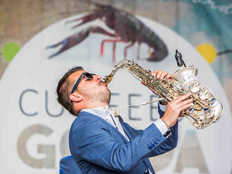 Saxofonist Boris van Sax Up The DJ boeken hier tijdens Culifeest in Gouda