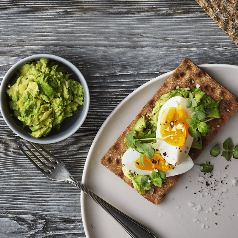 Volkoren crackers met avocado