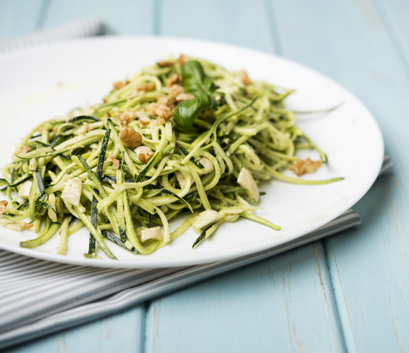 Courgette pasta met pesto