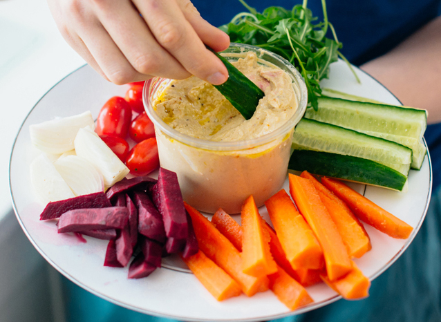 groentesticks met verse hummus