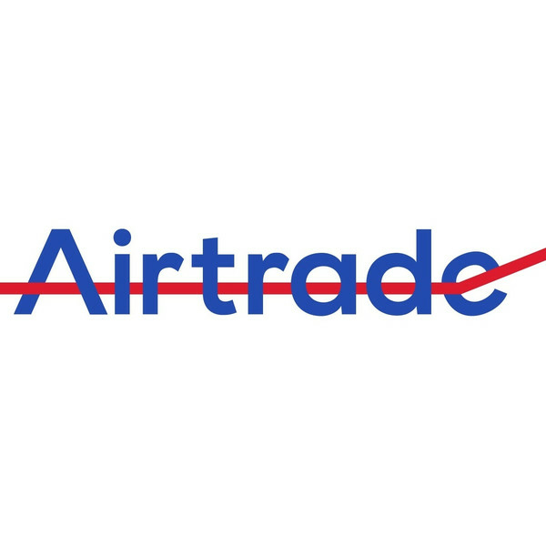Airtrade-logo met de naam “Airtrade” in blauw en een rode diagonale lijn door het woord, op een witte achtergrond.