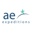 Logo van Aurora Expeditions met een gestileerde berg en golf in blauwgroen, naast de merknaam in kleine letters op een witte achtergrond.