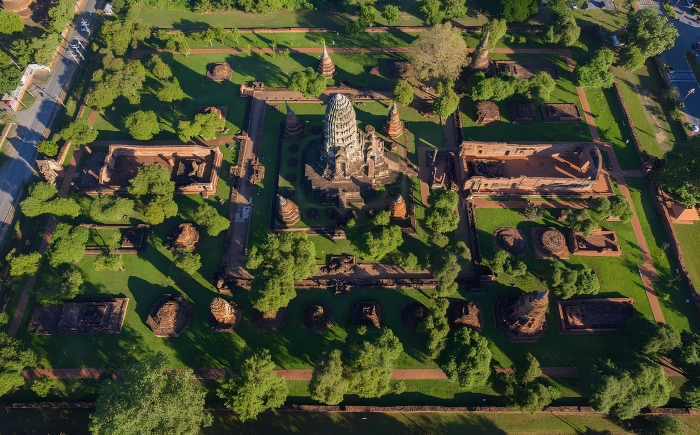Oude tempelruïnes en Boeddhabeelden tussen het groen in