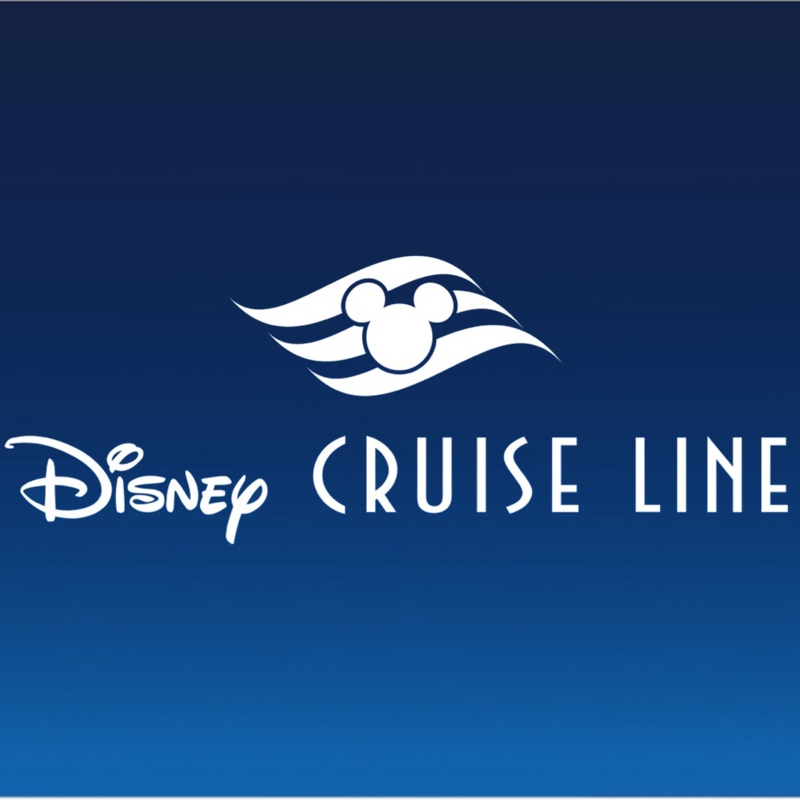 Logo van Disney Cruise Line met een witte Mickey hoofd in golvende lijnen naast sierlijke tekst op een donkerblauw verloop